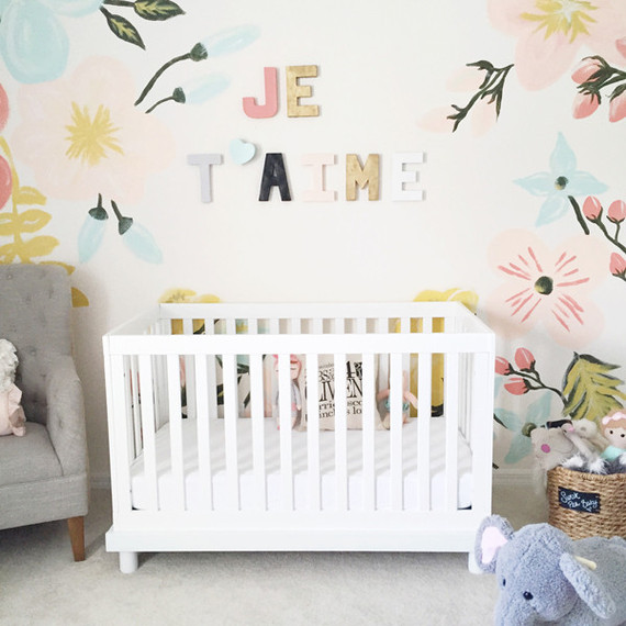 Mural infantil de flores para la habitación del bebé