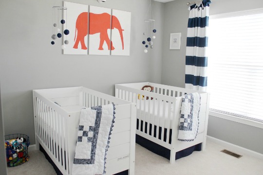 Otro cuarto para bebés gemelos decorado en gris - DECORACIONBEBES.ES