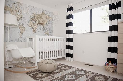 un mapa en la habitación del bebé