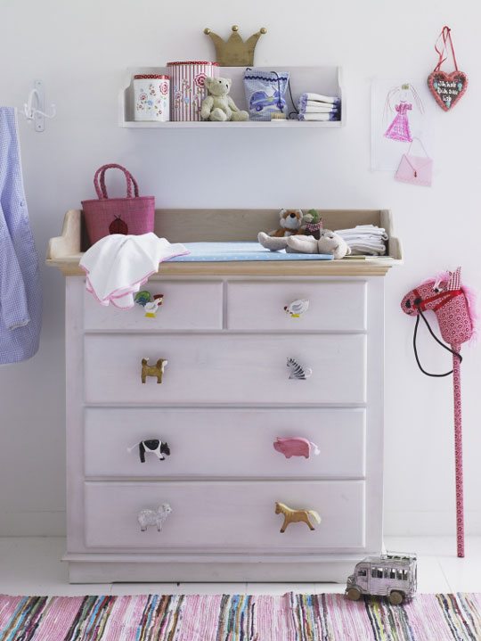 Como decorar una cómoda para el dormitorio infantil